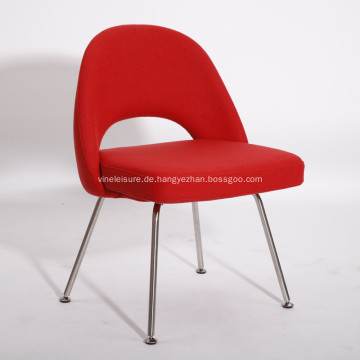 Roter zeitgenössischer Stoff, der Stühle speist